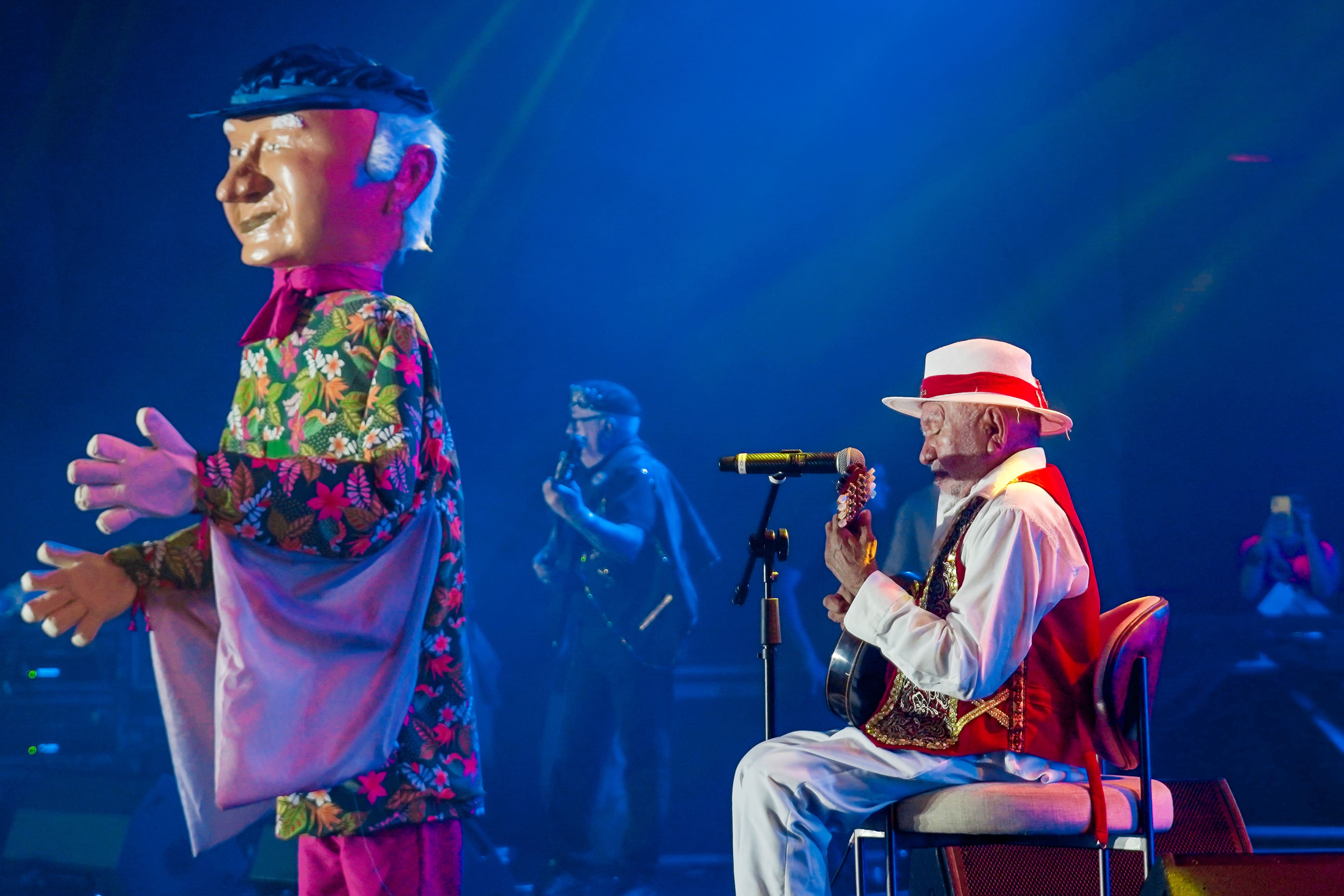 O Ciclo Carnavalesco 2026 de Fortaleza homenageou Mestre Macaúba do Bandolim. A programação de seis semanas de folia culminou em um espetáculo realizado neste sábado (15/02), no Aterrinho da Praia de Iracema (Fotos: Tainá Cavalcante)